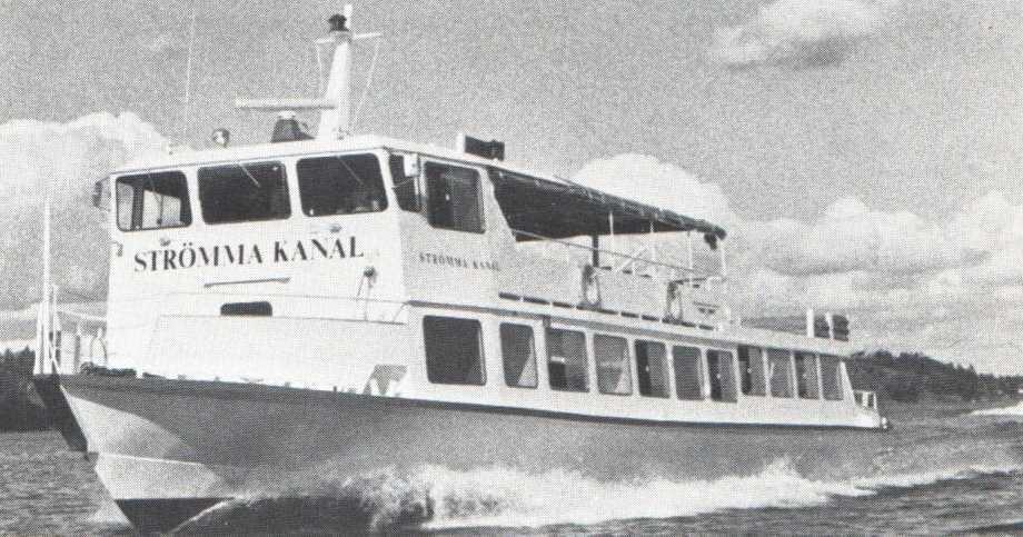 Några data för m/s Strömma Kanal: längd 26,3 m, bredd 5,2 m, djupgående 1,5 m, max passagerarantal 184 personer, maxfart 18 knop, marschfart 13,5 knop. M)s Strömma Kanal vid provturen 1975. 18,6 knop!