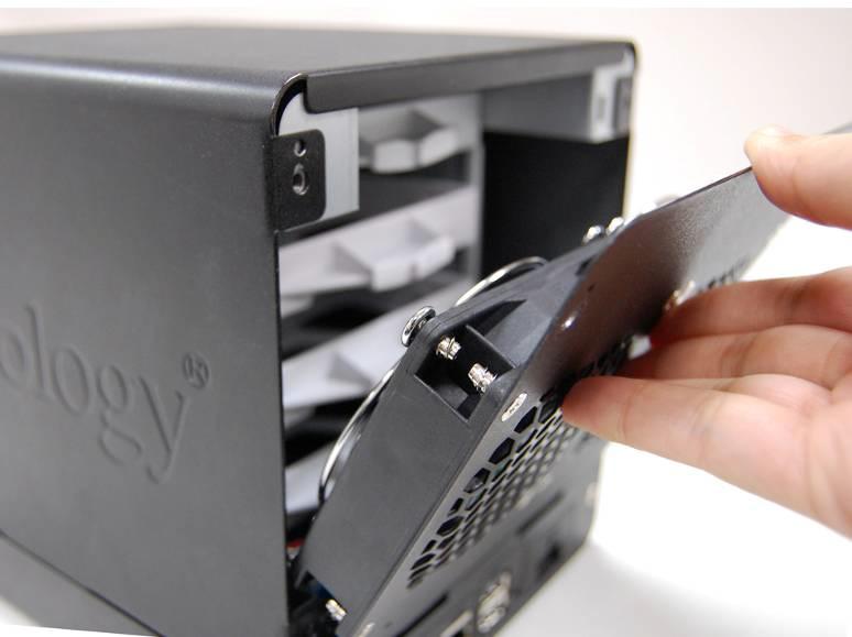 ) Varning: Om du installerar en hårddisk som innehåller data, kommer systemet att formatera hårddisken och radera alla data.