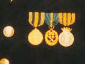 Militär stor mässdräkt Först måste det konstateras att mässdräkt i första hand är en fest- och sällskapsuniform. Här bärs riddartecken och medalj i miniatyr i band på mässjackans vänstra slag.