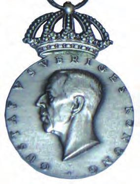 Ersatte en äldre förtjänstmedalj från 1909 (b) Band: Gult med en smal blå kantrand och därinnanför en blå rand på vardera sidan Swedish Military Sports- and Polyathlon Association medal of merit in