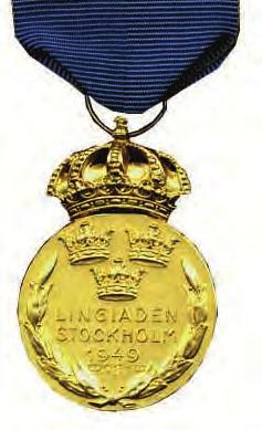 1944/1951-1973 Ribbon: White moiré with a narrow and within that a broad dark blue stripe on each side Hemvärnets förtjänstmedalj i guld (f, frånsidan), HvGM. 8:e storleken (oval).