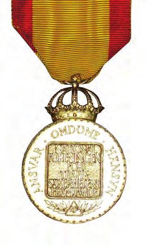 a Svenska Polisens Idrotts- och Skytteförbunds förtjänstmedalj i guld och silver (a, frånsidan). SvPISGM/SM. 8:e storleken.