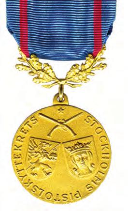 8:estorleken (oval). 1944 Band: Rött med en vit rand på vardera sidan Swedish Red Cross badge of merit in silver (b), SRKSFt. Oval.