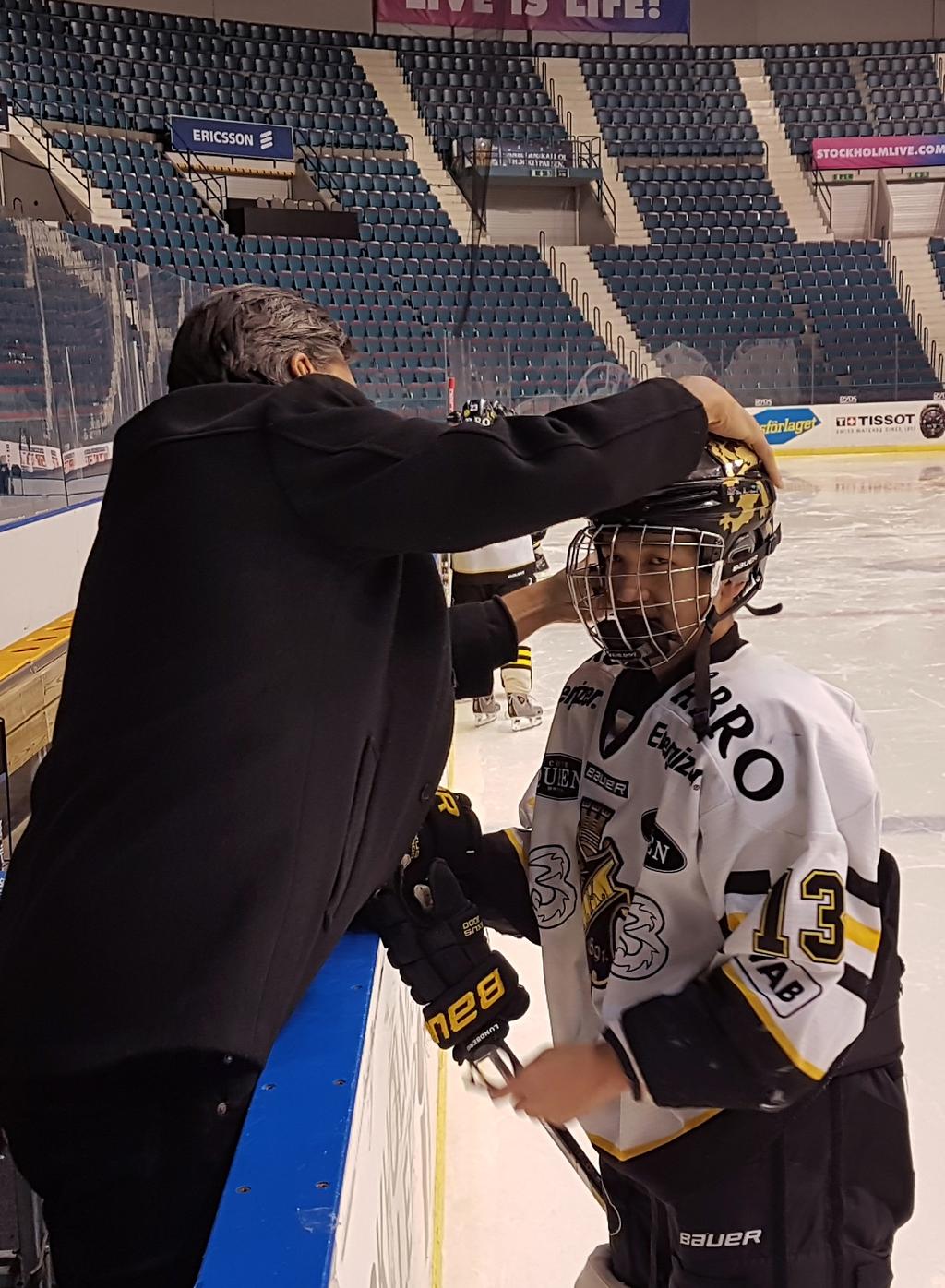 Skolprojektet Våra A-lagsspelare besöker skolor och berättar om sin vardag att ha ishockey som sitt arbete och att vara en del av ett lag.