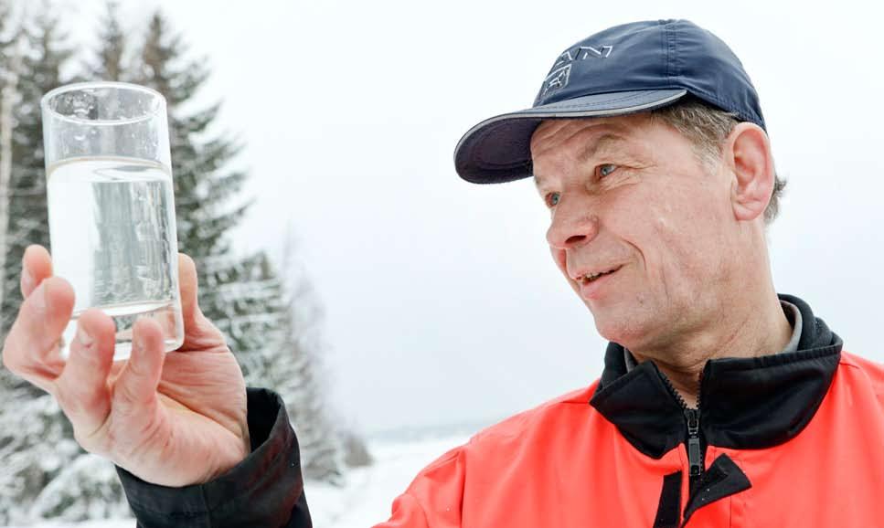 jordbrukare jukka simanainen undersöker hur klart vattnet är i nummenpääs tillrinningsområde.