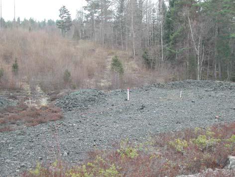 Varpen uppträder som enskilda stenstycken och har generellt en rödgul karaktäristisk färg eller i de fall den är helt opåverkad av vittring en blågråfärg.. Slaggen är även del enkel att urskilja p.g.a. sitt glasiga utseende, Lakresten har en karaktäristisk rödlila färg och liknar i kornstorleken en sand.