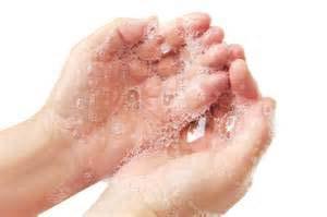 Så här tvättar du händerna 10-10 regeln Tvåla in händerna Gnid in tvållöddret i händerna så långt tid det tar att räkna till tio i lagom takt.