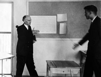 ändrades samtidigt som människors medvetande undergrävdes, något han analyserar i sin bok LTI Lingua Tertii Imperii, Tredje rikets språk, utgiven 1947.