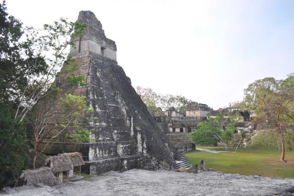 Återigen bokar vi plats på en långfärdsbuss och tar oss till Tikal där vi övernattar och beser den enorma Mayastaden.
