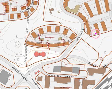 Figur 5. Närmaste brunn är markerad med rosa ring och är belägen ca. 150 meter nordöst om Årstaberg 1. Brunnens användningsområde är osäkert och även dess placering.