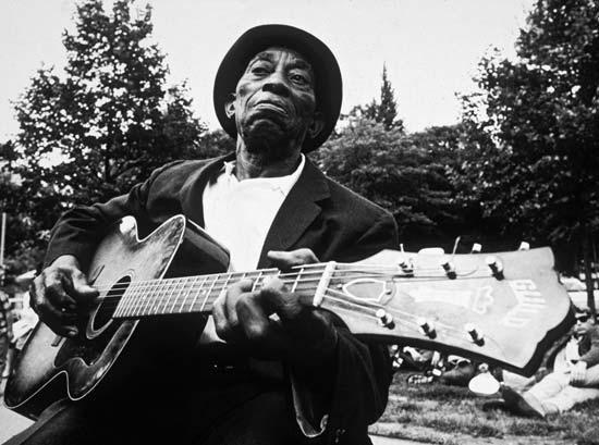 Musikorientering År 7-9 Afroamerikansk musik. Blues. 1900 Uppkom genom att slavarna i USA sjöng tillsammans på bomullsfälten för att stå ut med deras vardag som var fylld av förtryck och tungt arbete.