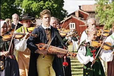 Valsen och polskan går i 3/4-takt medan schottis går i 2/4 eller 4/4. Spelmansmusiken är en del av den svenska folkmusiken som också består av visor, locklåtar, omgjorda psalmer och bruksmusik.