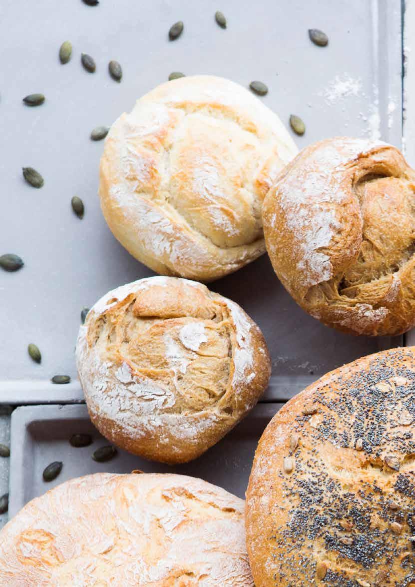 STÖRRE PORTIONSBRÖD För dem som vill ha lite större portionsbröd... eller mindre Art nr 264 Stenugnsbakad Trehörning Flerkornigt trekantigt portionsbröd med dekoration av sesam och linfrö.