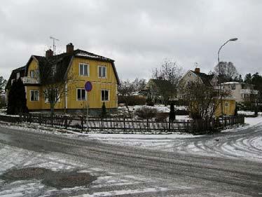 Förutsättningar och förändringar Natur Vegetation och topografi Området ingår i ett villaområde med uppvuxna trädgårdar av skiftande karaktär och utformning.