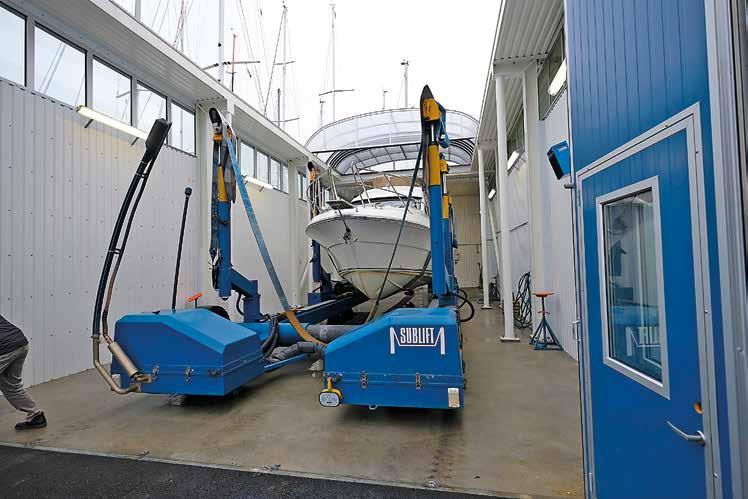 Den nya spolhallen med öppningsbart tak ligger i anslutning till upptagningsrampen. Hallen har en yta på 20x8 m och klarar 5,5 breda båtvagnar.