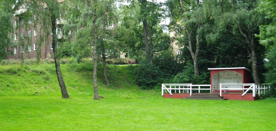 Dessa har fått en tidstypisk karaktär genom de stora träden och de sammanhängande gräsmattorna. Genom grönskan sträcker sig i regel gång- och cykelvägarna.