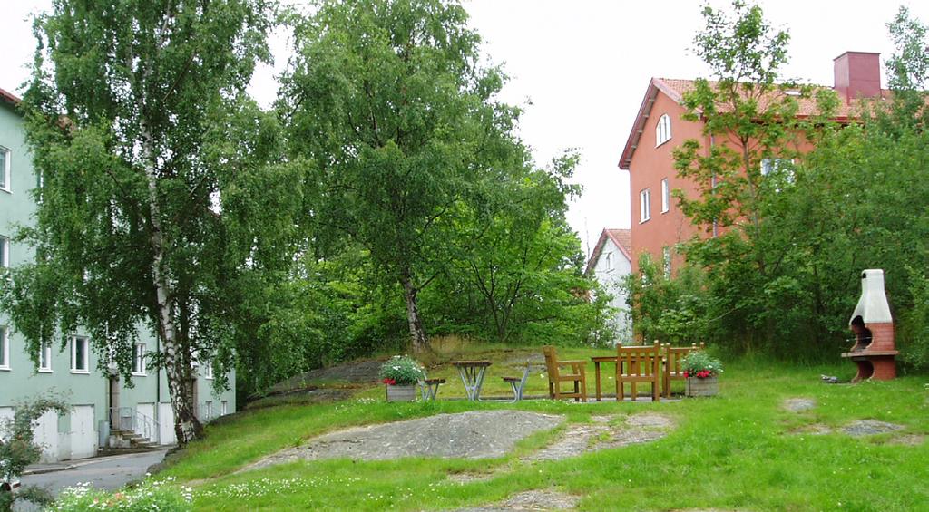 Utemiljön i övrigt Växtligheten är, som tidigare nämnts, det största karaktärsskapande elementet i Södra Guldheden.
