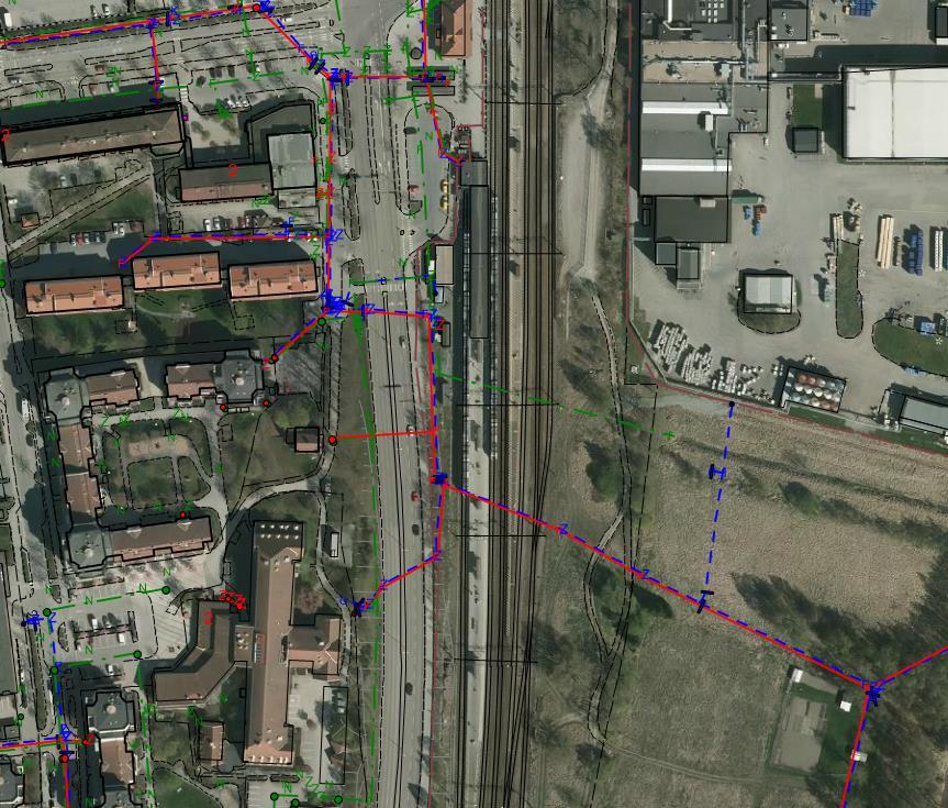 Dagvattenledningarna transporterar vattnet från torget under vägen i riktning mot tågstationen i öst. Ledningarna går därefter söderut en bit på stationssidan innan de korsar spårområdet.