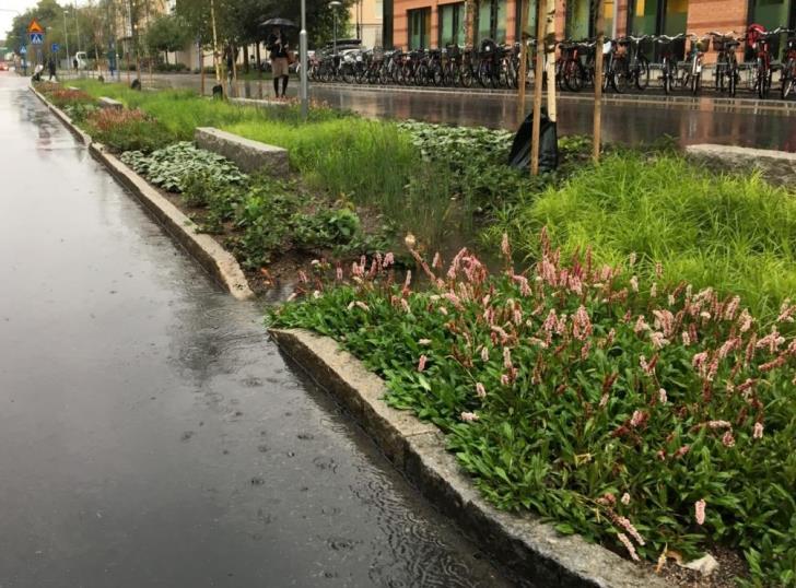Fördröjning och magasinering uppstår i och med nedsänkningen i anläggningens övre skikt då vattnet tillåts infiltrera anläggningen snabbare än