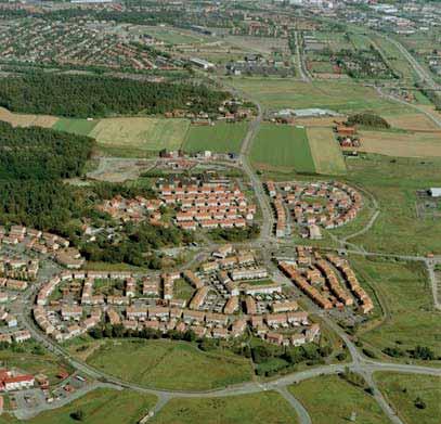 F ä s s b e r g s d a l e n b e b y g g s e n b e b y g g s Eklanda Trädgårdstad under utbyggnad Åbro industriområde med Astra Zeneca i förgrunden, längre bort syns Åbyområdet M Ö L N D A L Redan på