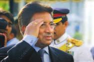 Stærstu hindruninni hefur nú verið rutt úr vegi lýðræðis, KVEÐUR AÐ HERMANNASIÐ Pervez Musharraf á leið út úr forsetabústaðnum í Islamabad, eftir að hafa tilkynnt um afsögn sína í gær.