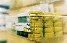 Bolaget har snabbt utvecklats frœn ett litet fšretag till ett medelstort, med 614 anstšllda i 12 lšnder och en nettoomsšttning pœ 647 MSEK. HL Display Šr sedan 1993 noterat pœ OTC-listan.