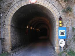 TOPOLIA Tunnel Den enda tunneln på Kreta som grävdes för hand! Detta är ett projekt som genomfördes under premiärministern Eleftherios Venizelos tid. Den är 4 meter bred och ca 100 meter lång.
