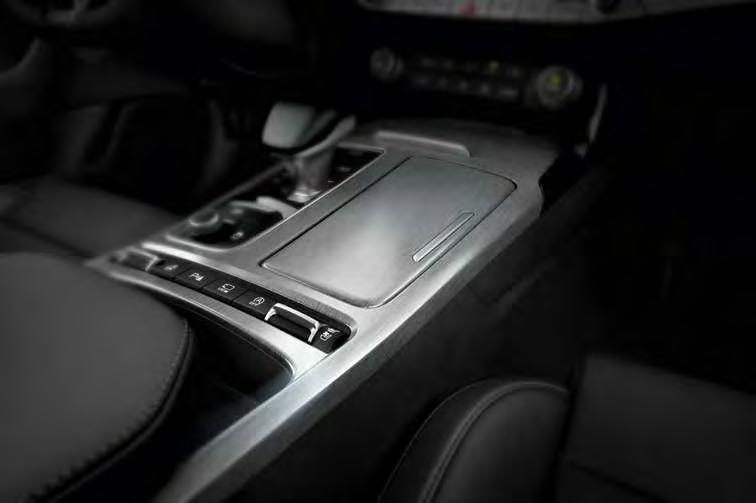 FÄRGNYANSER FÖR EN GENUIN STINGERUPPLEVELSE Även interiören präglas tydligt av Gran Turismo-anda.