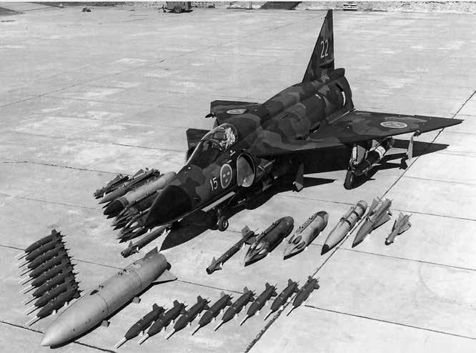 En AJ 37 från F 15 Söderhamn med 1970-talets vapenalternativ. Längst fram en extratank och sexton 120 kg sprängbomber.