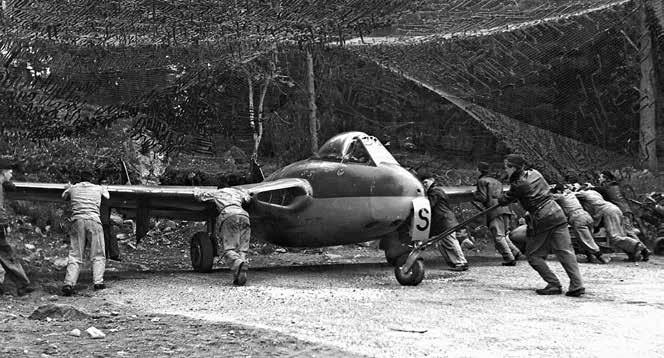 J 28 Vampire importerades från Storbritannien från 1946 och blev flygvapnets första reaflygplan.