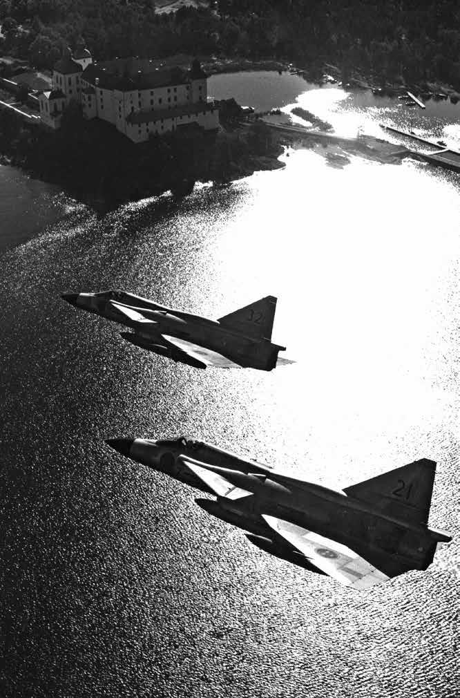 AJ 37 Viggen, här en rote från F 7 Såtenäs över Läckö slott,