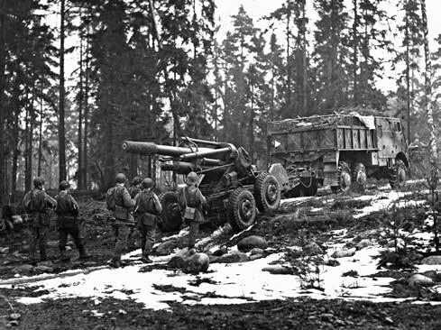Kapitel 4 Krigsmaktens gemensamma planering Sedan andra världskriget utgick den svenska krigsmakten från tre krigsfall: krigsfall I mot Tyskland (senare Västtyskland), II mot Sovjetunionen och III
