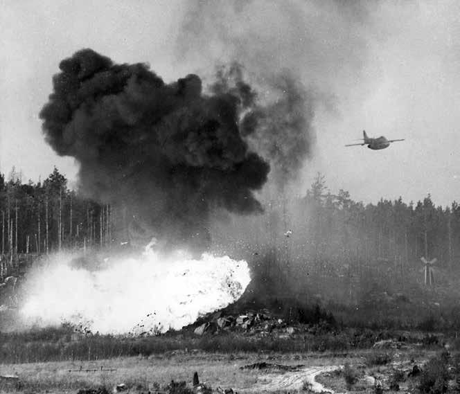 Innan A 32 Lansen levererades fick attackflyget under 1950-talet hålla till godo med äldre jaktflygplan, till exempel denna A 29B under brandbombsfällning.