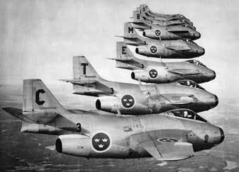 Jaktflyget Jaktflygplansflottan, drygt 600 flygplan under tidigt 1960-tal, bestod dels av inhemska J 29, J 32 Lansen och J 35 Draken, dels av den brittiska importen J 34 Hawker Hunter.