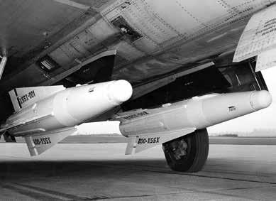De båda bilderna visar rb 24 Sidewinder hängda på en J 32B Lansen samt rb 27 Falcon på en J 35 Draken under respektive robotsystems utprovning på FC 1959 respektive 1962.