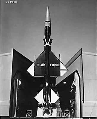 Kapitel 8 Luftförsvarsrobotar Luftvärnet ingick organisatoriskt i armén, men redan i en ÖB-utredning 1954 fastslogs att jaktflyget i framtiden skulle behöva kompletteras med luftvärnsrobotar, så