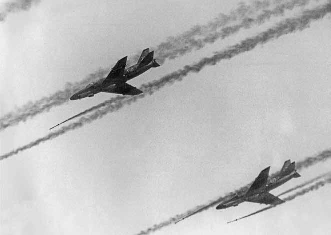 En rote A 32A Lansen avfyrar attackraketer under en förevisning för utländska militärattachéer på Villingsbergs skjutfält 1969. Flygvapnets slagkraft skulle demonstreras.