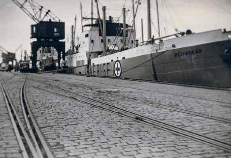 Sveabolagets M/S Rönnskär vid kaj, sannolikt i Malmö, med nationalitetsbeteckning och Röda Korsmarkering. (Foto: TT Nyhetsbyrån). Till vänster Hédi (överst) med sin syster Livia.