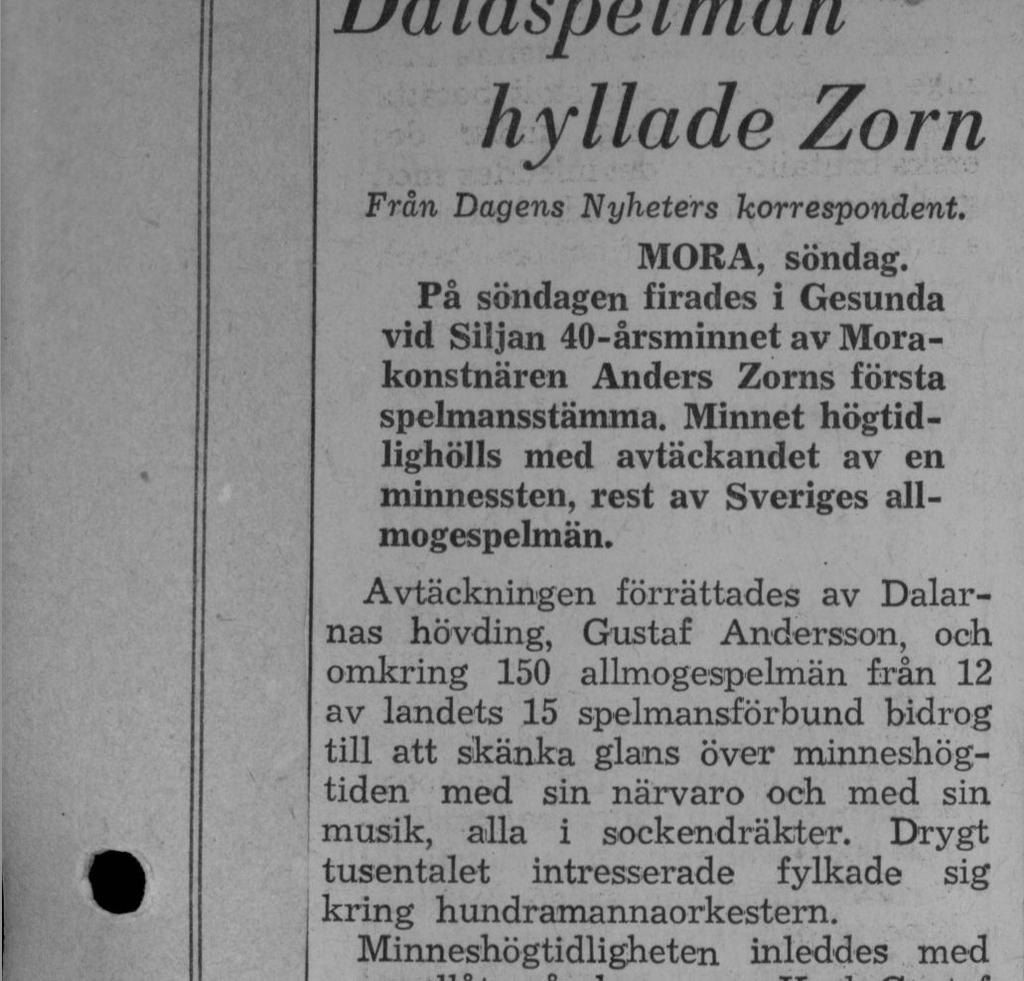 Sedan spelade alla spelmännen upp Friseils brusande gånglåt under ledning av Dalarnas spelmansförbunds ordförande Knis Karl Aronsson.