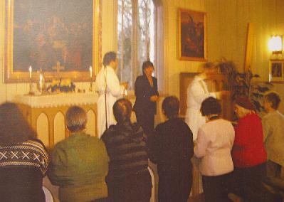 Det är en vacker liten träkyrka brevid Svartå slott i Karis.