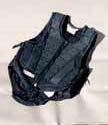 JOCKEYBYXOR Jockeyns byxor är alltid vita och gjorda av nylon. STÖVLAR Jockeyns stövlar är ibland gjorda i tunt läder men är oftast tillverkade av lack.