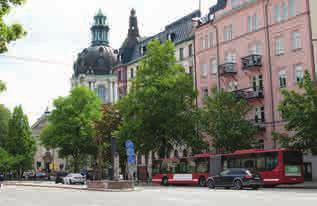 utvidgas under Karlbergsvägen och kompletteras med entré och hiss på den södra sidan.