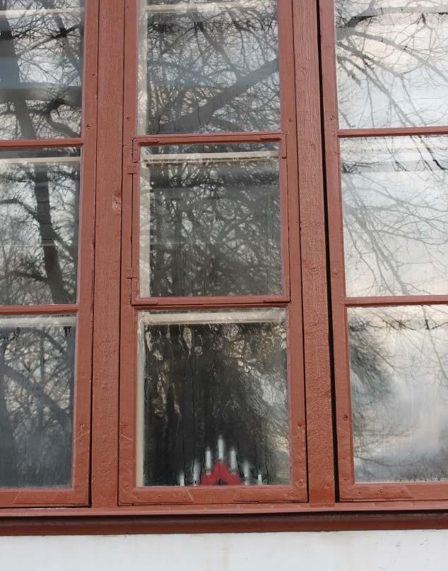 Figur 13. Den enda vädringsrutan som finns kvar i ytterbågarna sitter i den mittersta bågen i partiet mot väster. Foto: Ulrika Olsson, Länsmuseet Gävleborg 2017-12-05.