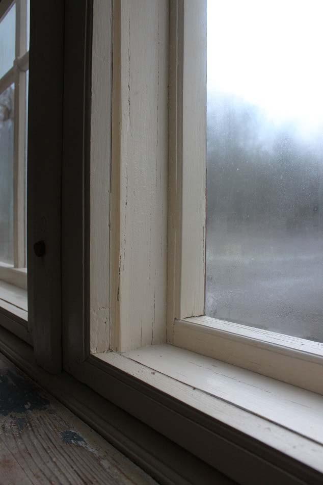 Figur 14. Insidan av ytterbågarna, karmen och innerbågarna har målats i en varmt grågul kulör, likt den som fanns innan påbörjade arbeten. Foto: Ulrika Olsson, Länsmuseet Gävleborg 2017-12-05.