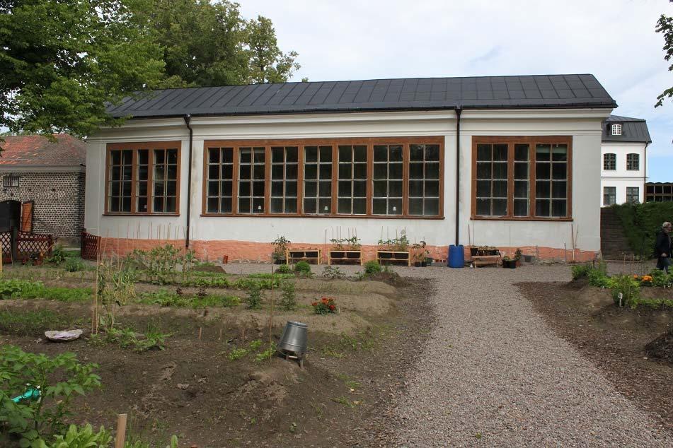 Byggnadens interiörer vittnar fortfarande om dess användning som kapell. Väggarna är klädda med panel och ovan entrén finns en läktare. Byggnaden har stått utan egentlig användning under många år.