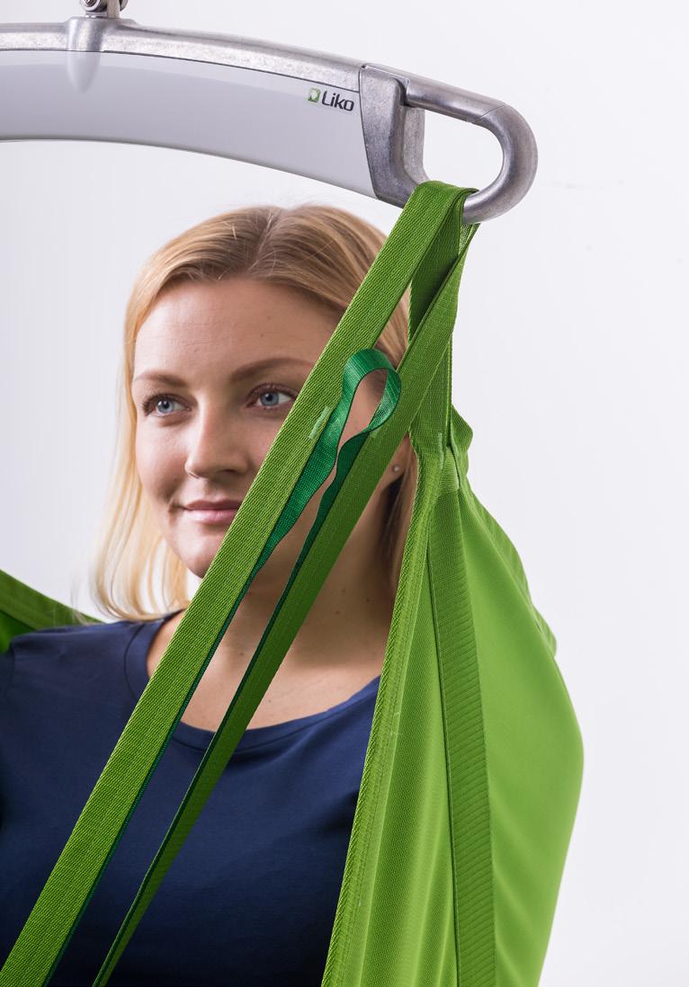 Important! Never use worn or damaged components in a lift system. Place the sling centered. Cross the leg support loops through each other. Seek short and low lifting of patients during transfer!