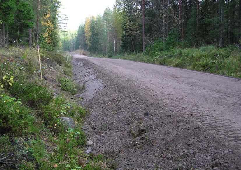 Bilaga 1-1 Skogsbilväg, Norberg Flygaska som bär- och förstärkningslager 1 Underhåll av skogsbilväg Under hösten 2003 användes flygaska som bär- och förstärkningslager vid underhållsarbeten av