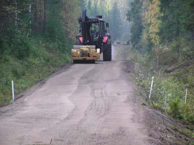 Vatten tillsattes vid uttag för att erhålla optimal vattenkvot och transporterades sedan till vägen inom enstaka timmar och användes direkt. Utläggningsarbetet upprepades för varje lass flygaska.