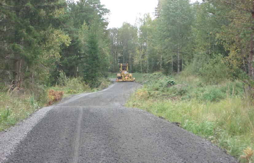 Bilaga 1-2 Skogsbilväg, Hallstavik Flygaska blandat med grus (krossat berg) Bär- och förstärkningslager 1 Underhåll av skogsbilväg Det finns stora problem beträffande bärigheten på sträckor vid bl a