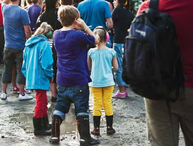 1 2 3 4 5 6 7 8 9 Foto: MSBv 10 12.2.3 Rökeffekter Olika rökeffekter är vanliga på evenemang och används både inomhus och utomhus för att skapa allt från en rökig atmosfär i en lokal till dis och dimma på utomhuskonserter.